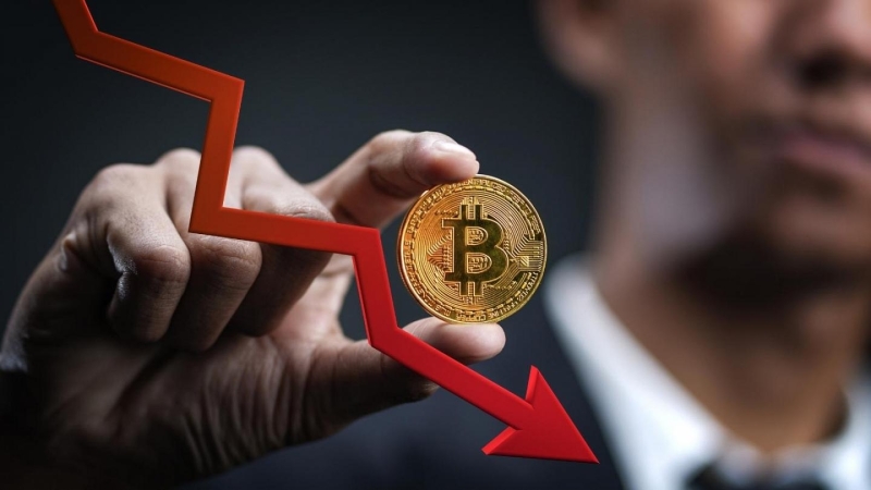 Bitcoin drops to $24,660 for the first time since 2020