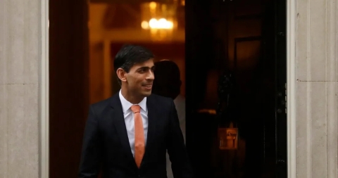 Rishi Sunak, of Indian descent, accused of being racist against his own race, proposed expelling African and non-white refugees to Rwanda in exchange for power.