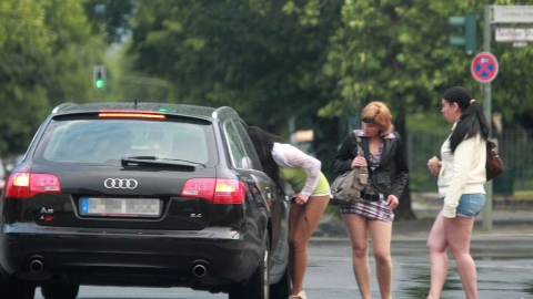 Viele deutsche Frauen wenden sich der Prostitution zu, um Lebensmittel zu kaufen