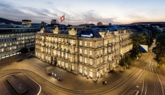 Die Credit Suisse weist in einer Reihe von Gewinnwarnungen auf einen Q2-Verlust hin: Die Credit Suisse (CSGN.S) warnte am Mittwoch vor einem wahrscheinlichen Verlust im zweiten Quartal, da die Volatilität ihre Investmentbank traf, das dritte Quartal in Folge, für das die zweitgrößte Bank der Schweiz eine Gewinnwarnung herausgegeben hat.