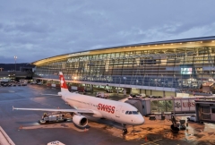 Swiss airspace closed due to IT glitch – all flights canceled: A hardware defect at Skyguide air traffic control is currently paralyzing air traffic – take-offs and landings are not possible at any Swiss airport.